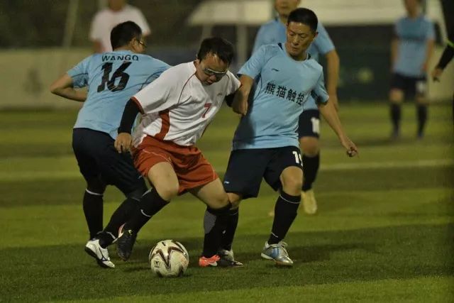 穆勒社媒晒与弟弟合影：圣诞快乐